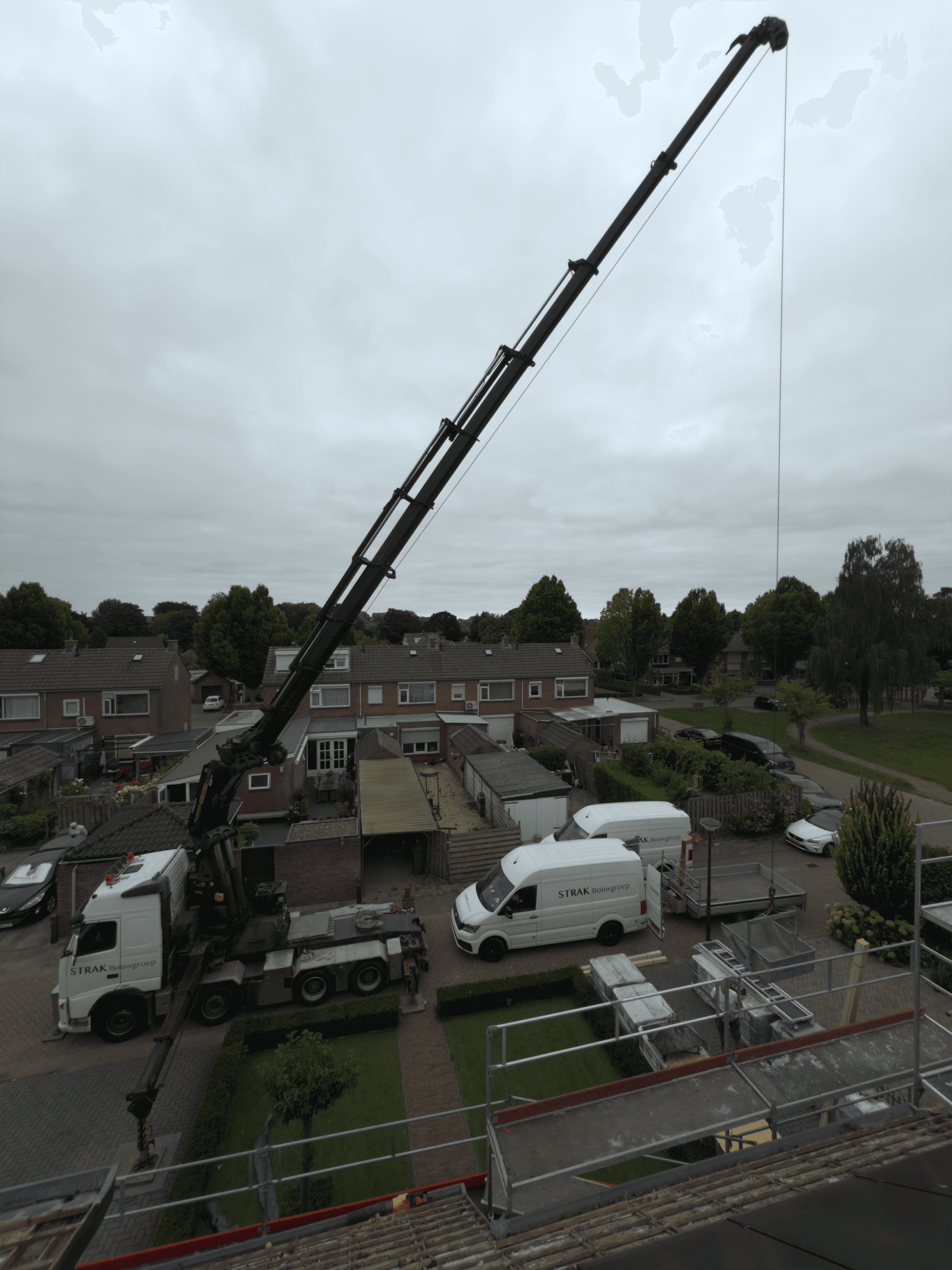 Dakpannen in Oss die dak op getild worden met kraan