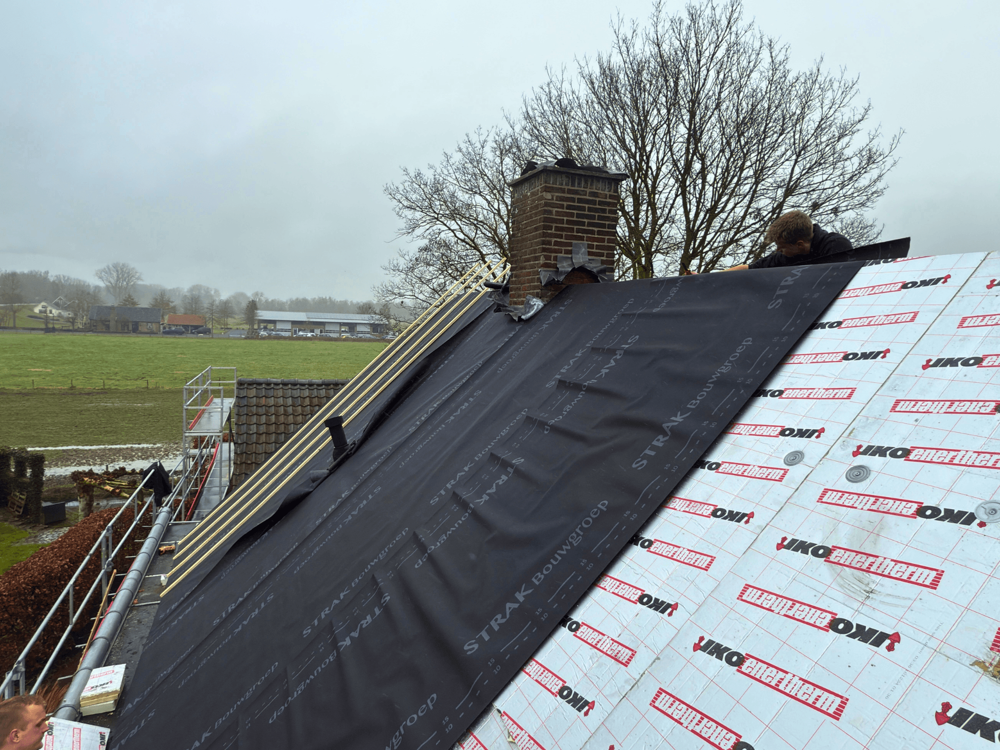 Dakfolie en isolatie tijdens renovatie in Nederhemert