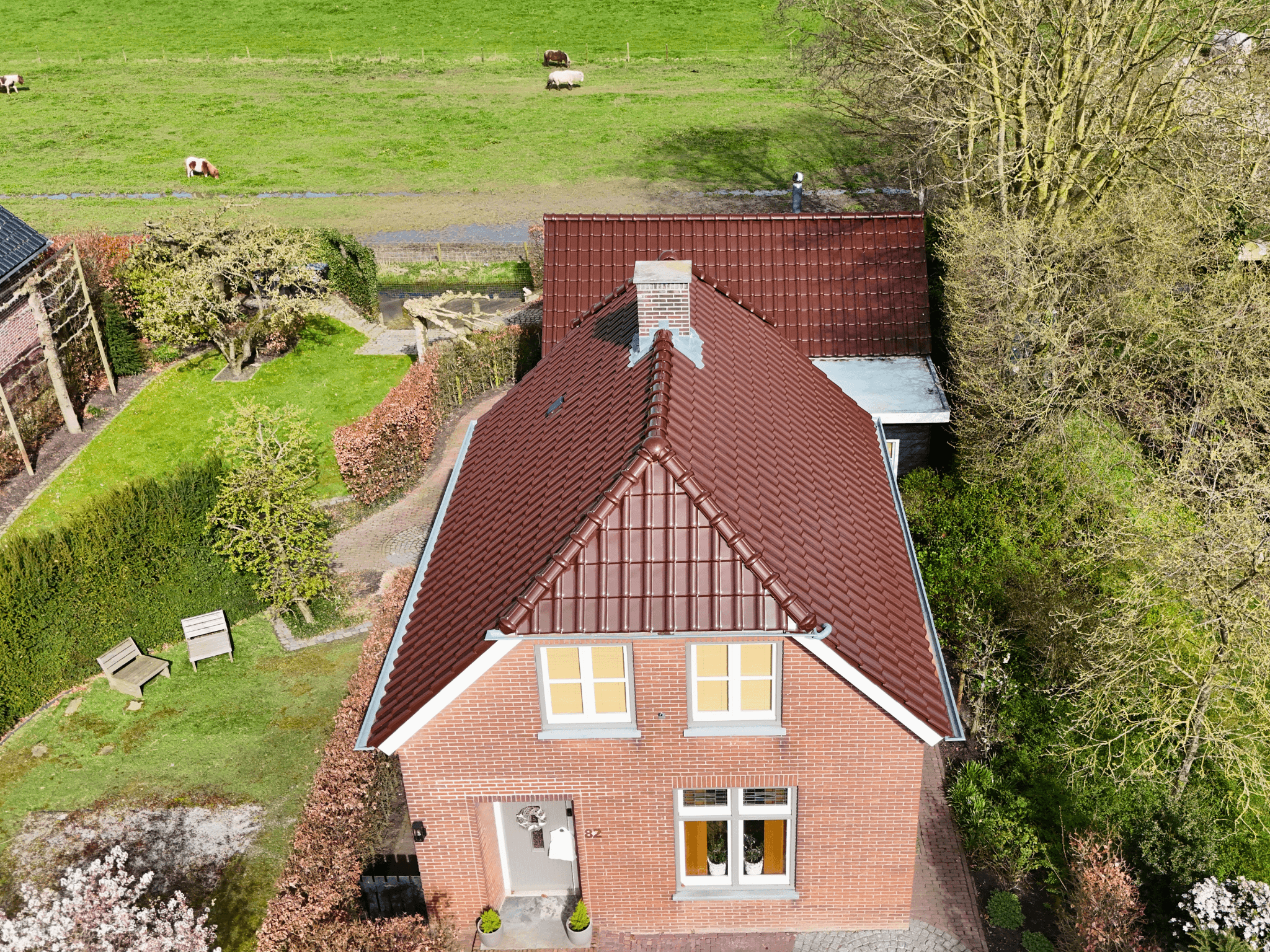 Eindresultaat dakrenovatie Nederhemert vanaf bovenaf