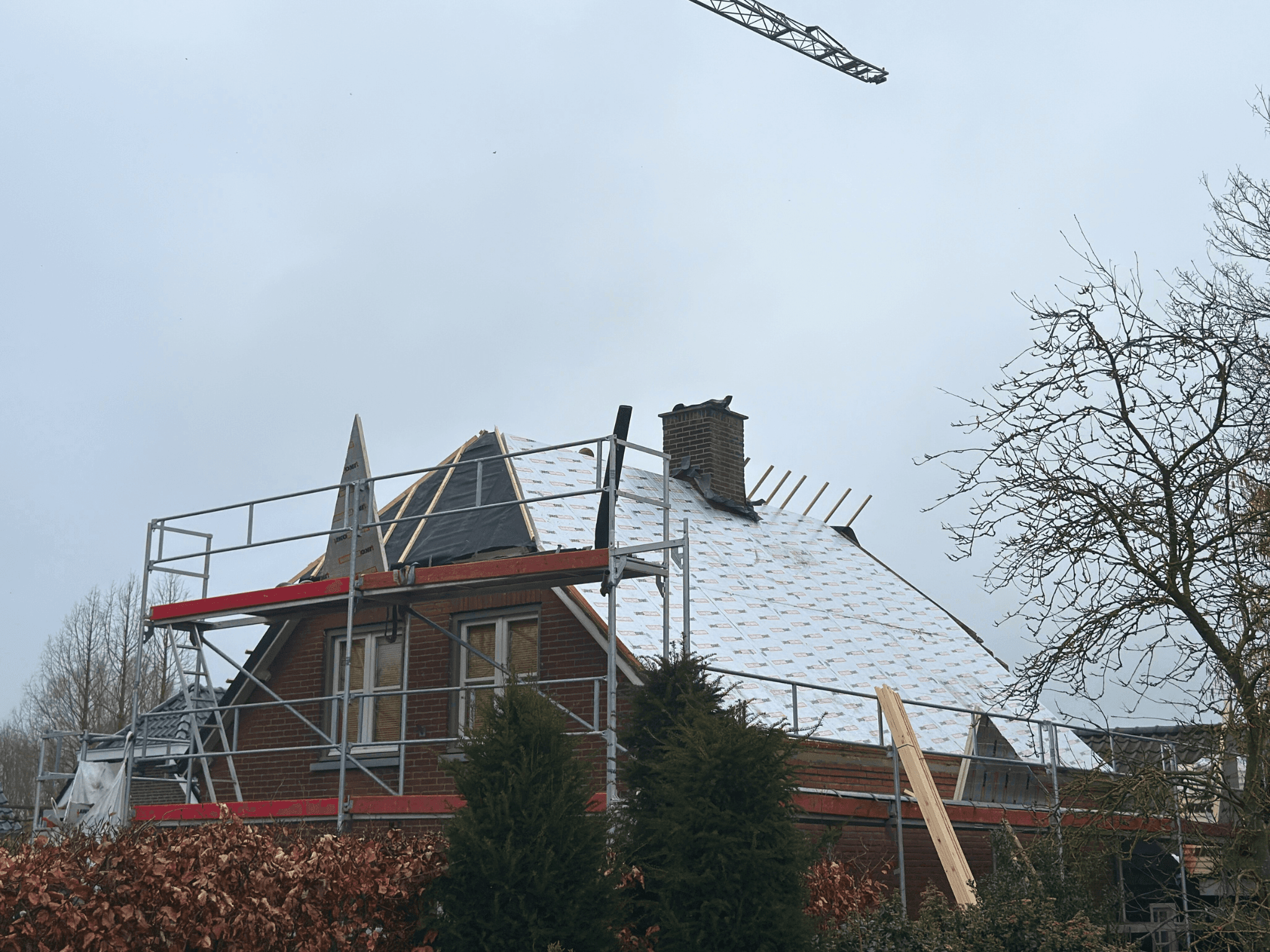 Plaatsen van isolatieplaten tijdens renovatie in Nederhemert