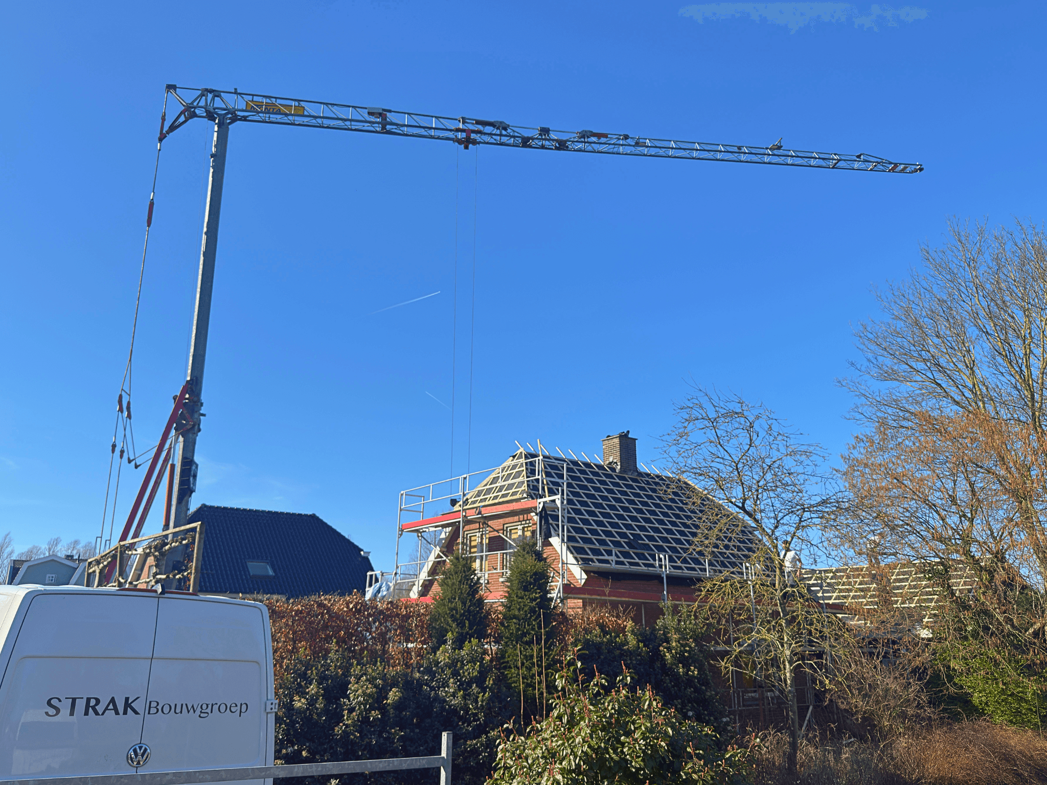 Kraanwerkzaamheden tijdens dakrenovatie in Nederhemert