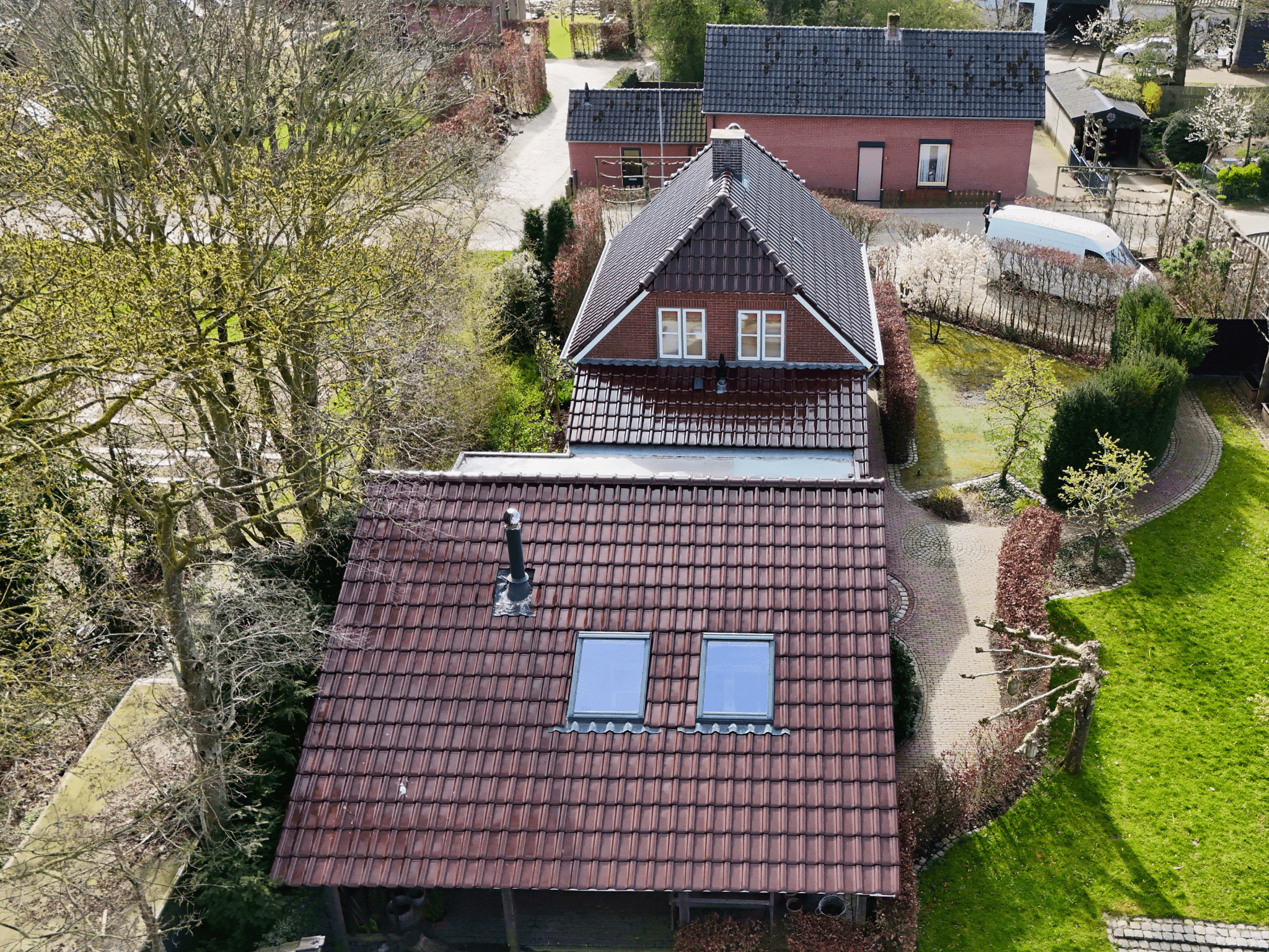 Nieuwe dakpannen en dakramen in bijgebouw geplaatst in Nederhemert