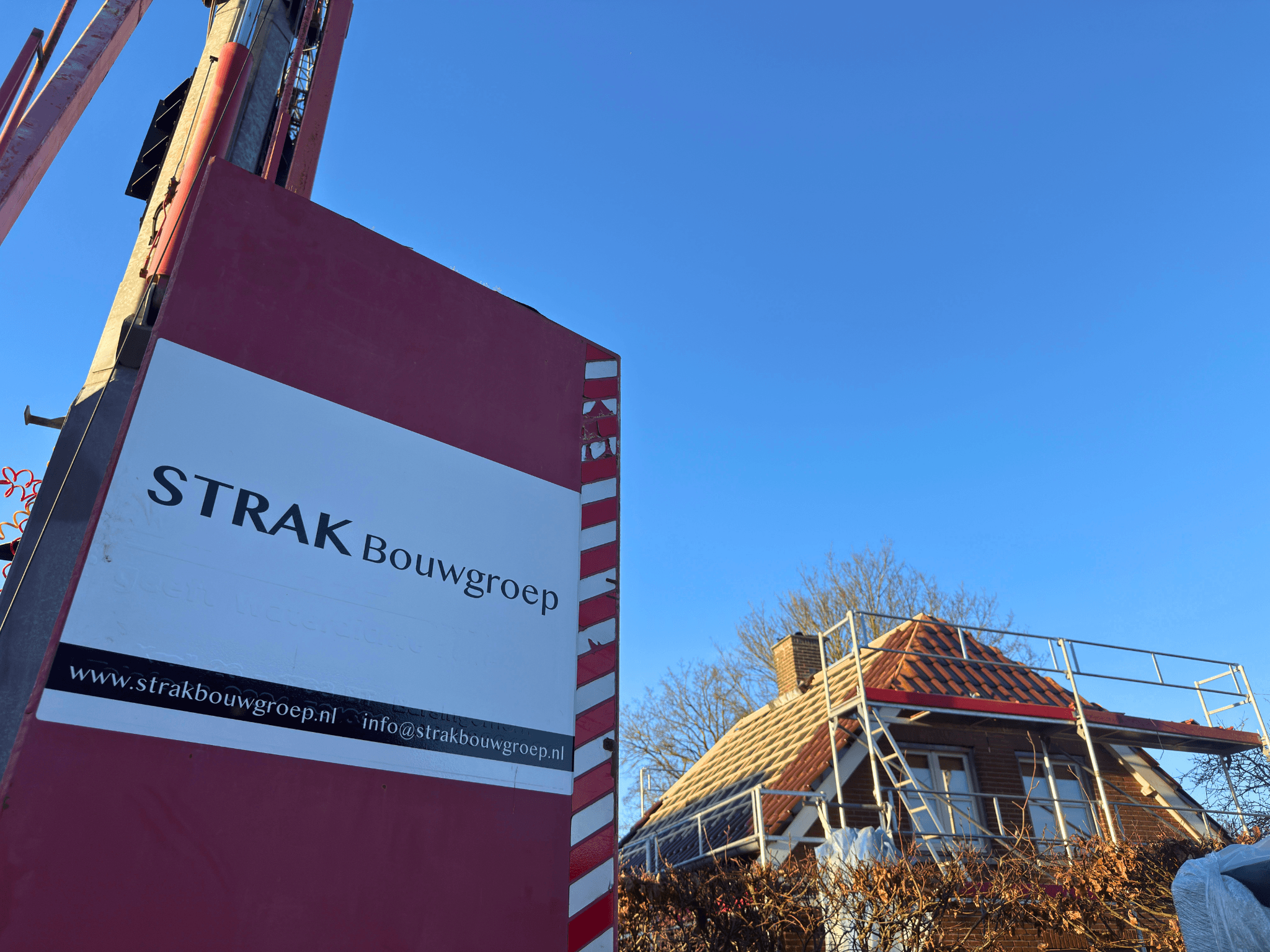 Dakpannen en kraan in actie bij Nederhemert