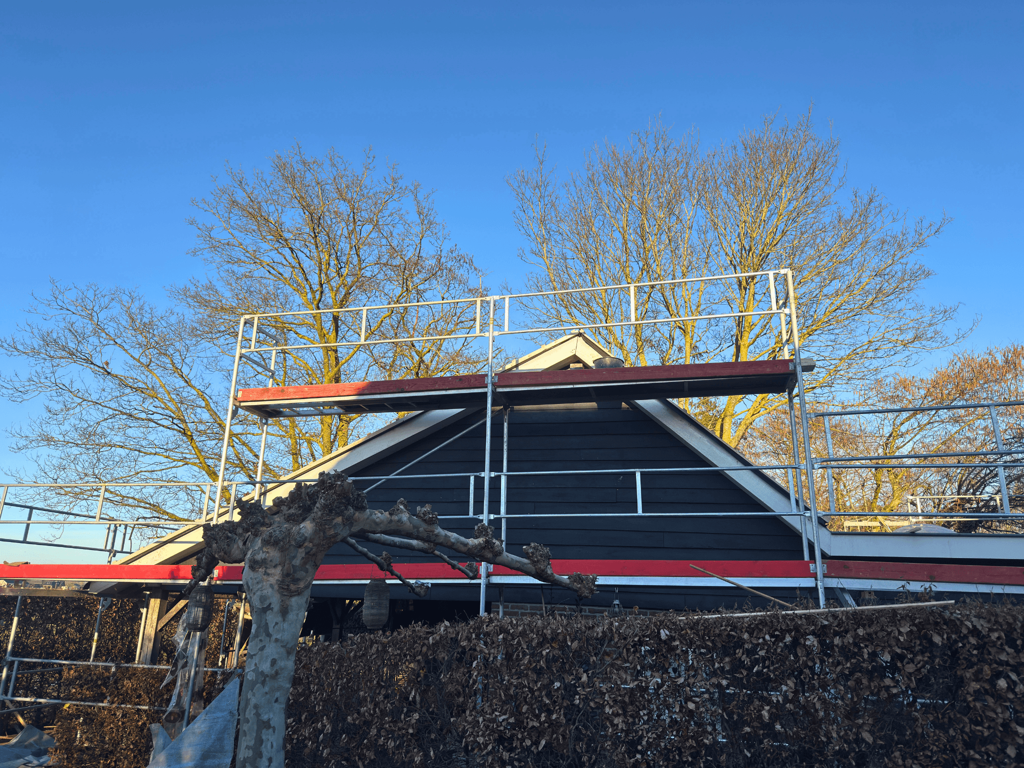 Steiger en voorbereidingen bij dakrenovatie in Nederhemert