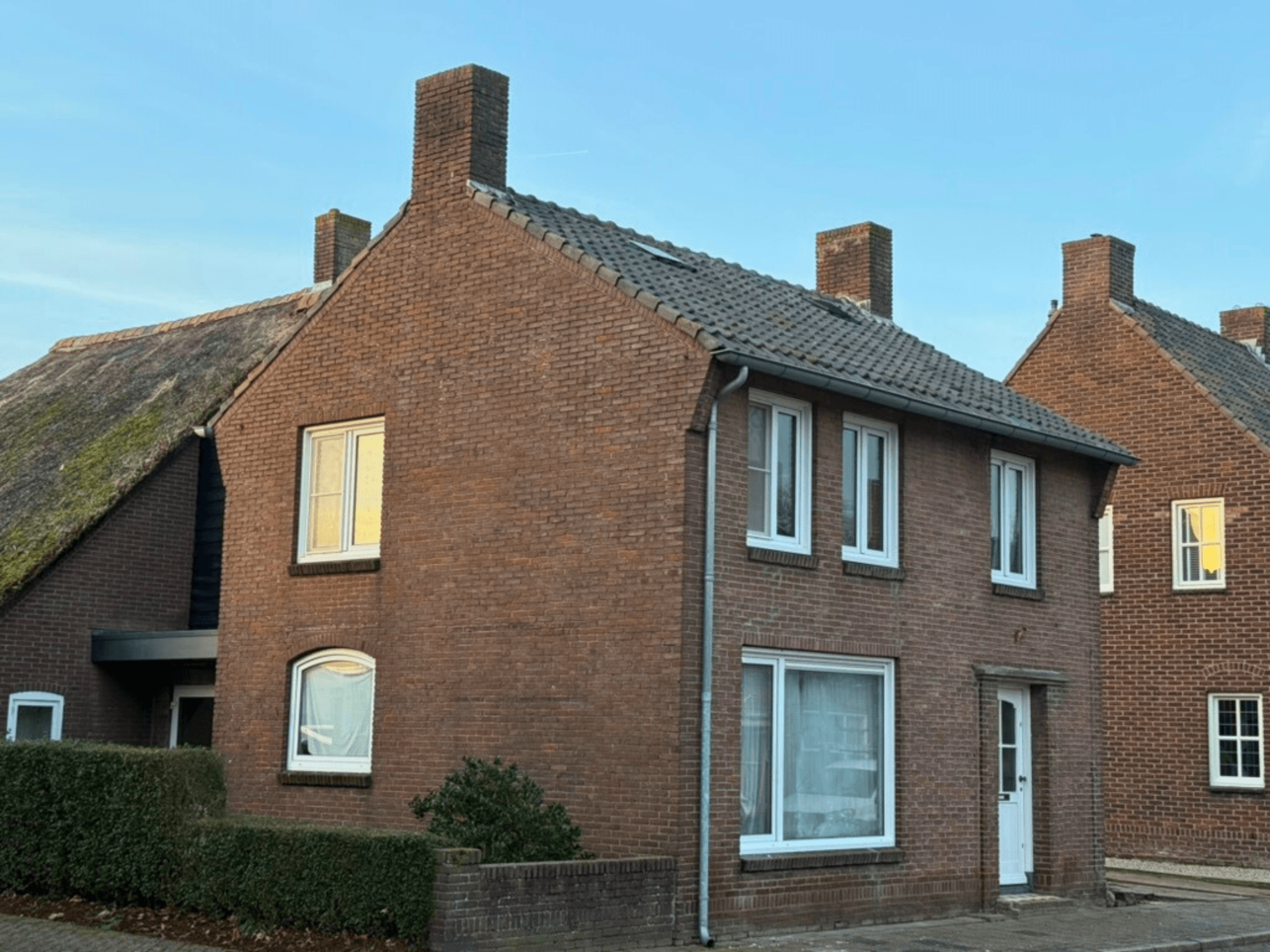 Eindresultaat dakrenovatie met nieuwe dakpannen in Ammerzoden