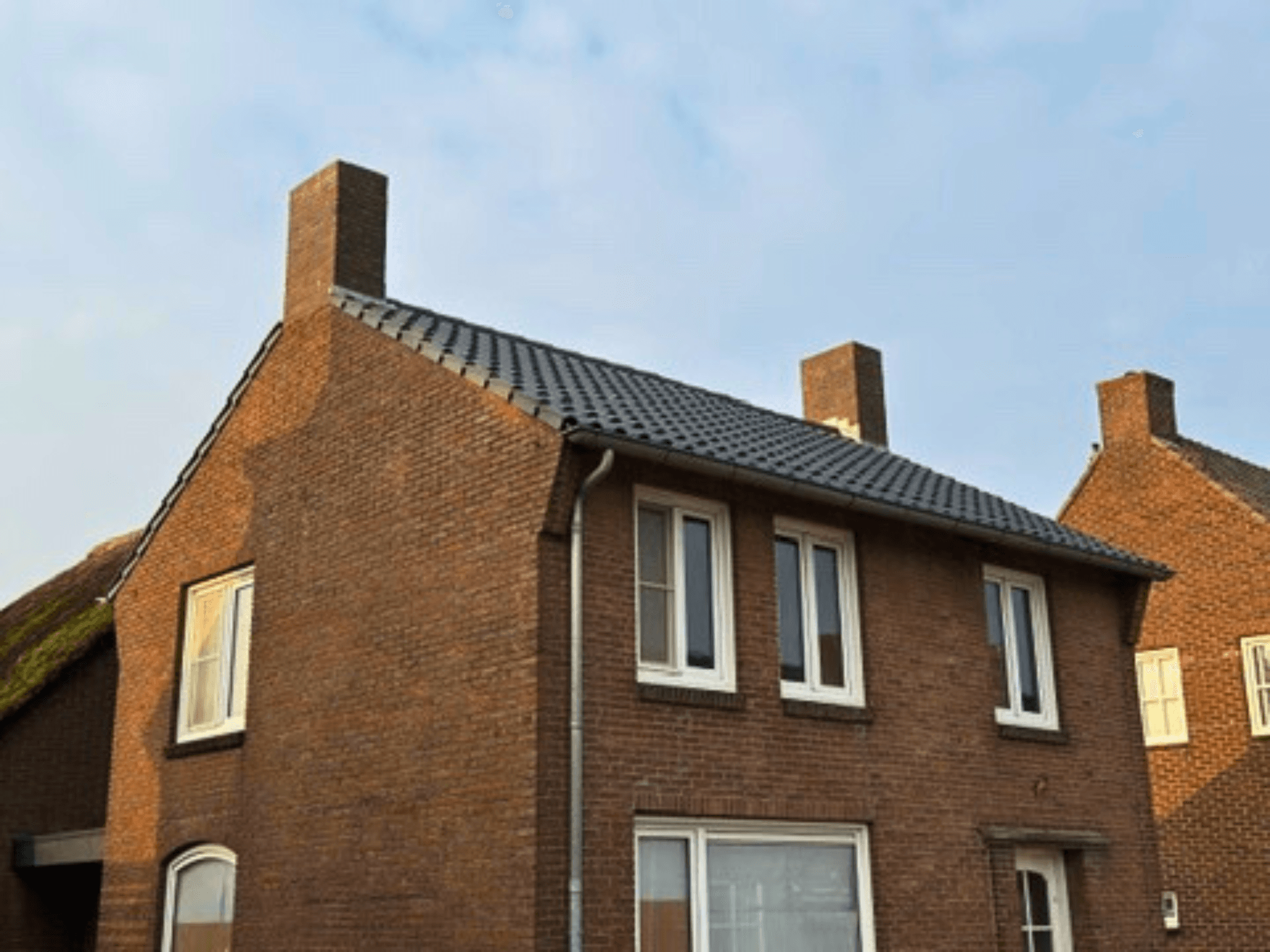 Nieuw pannendak in de avondzon na dakrenovatie in Ammerzoden
