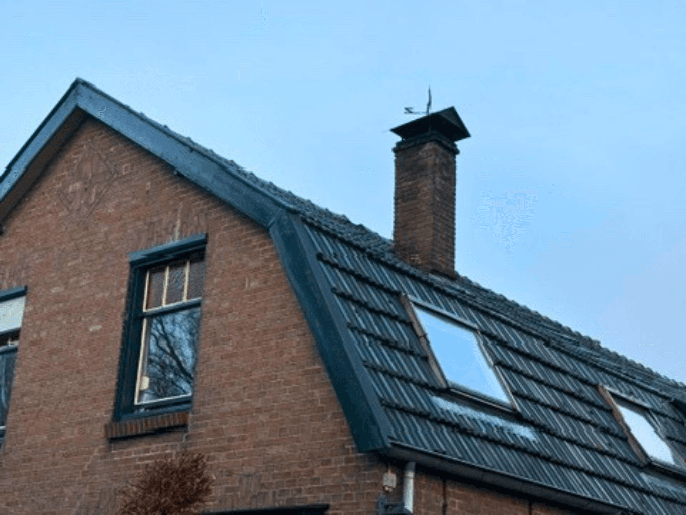 Het vernieuwde dak met nieuwe dakpannen en dakramen na de dakrenovatie in Rossum