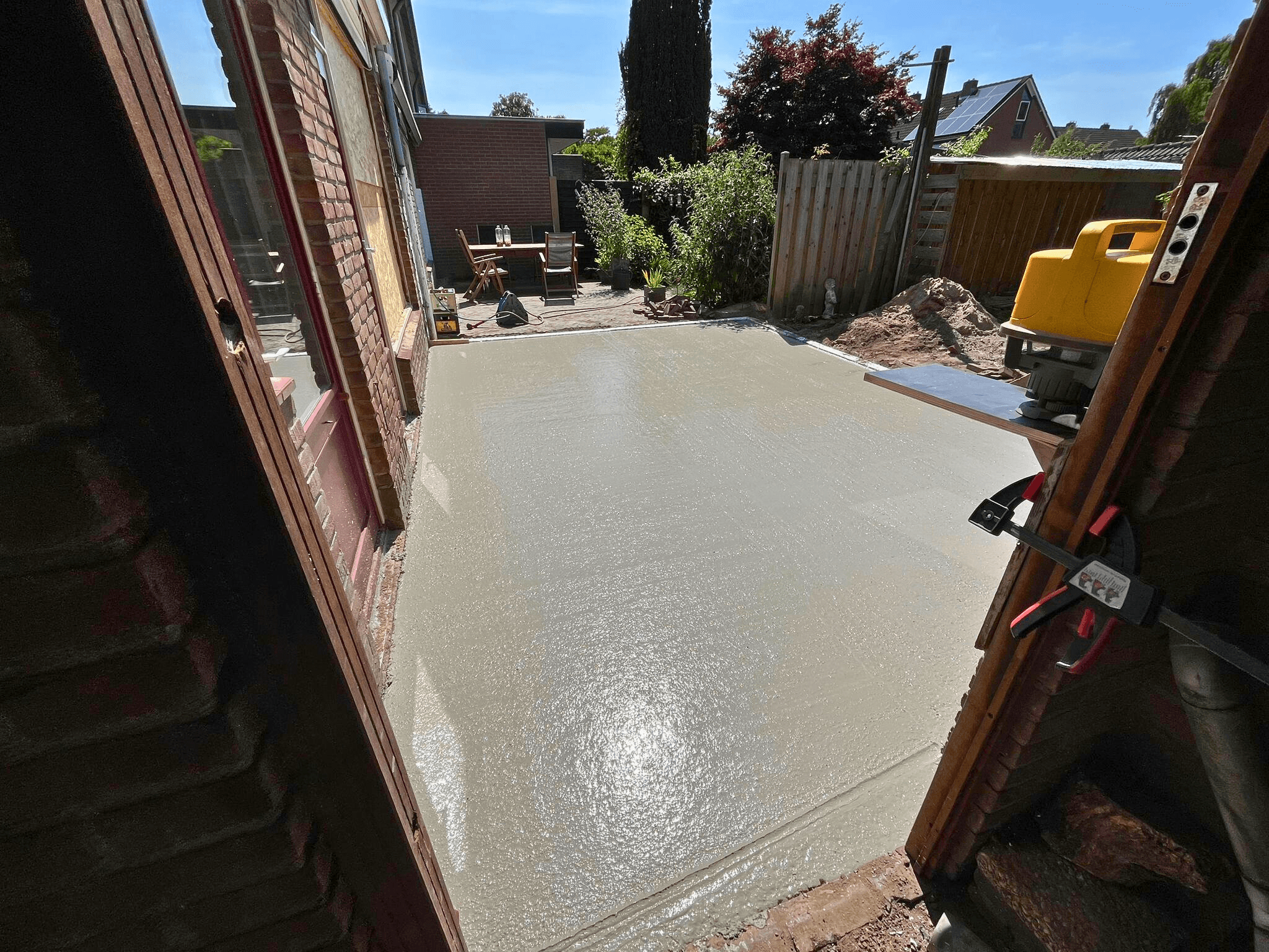 Fundering en gestorte betonvloer als solide basis voor de aanbouw in Amerongen