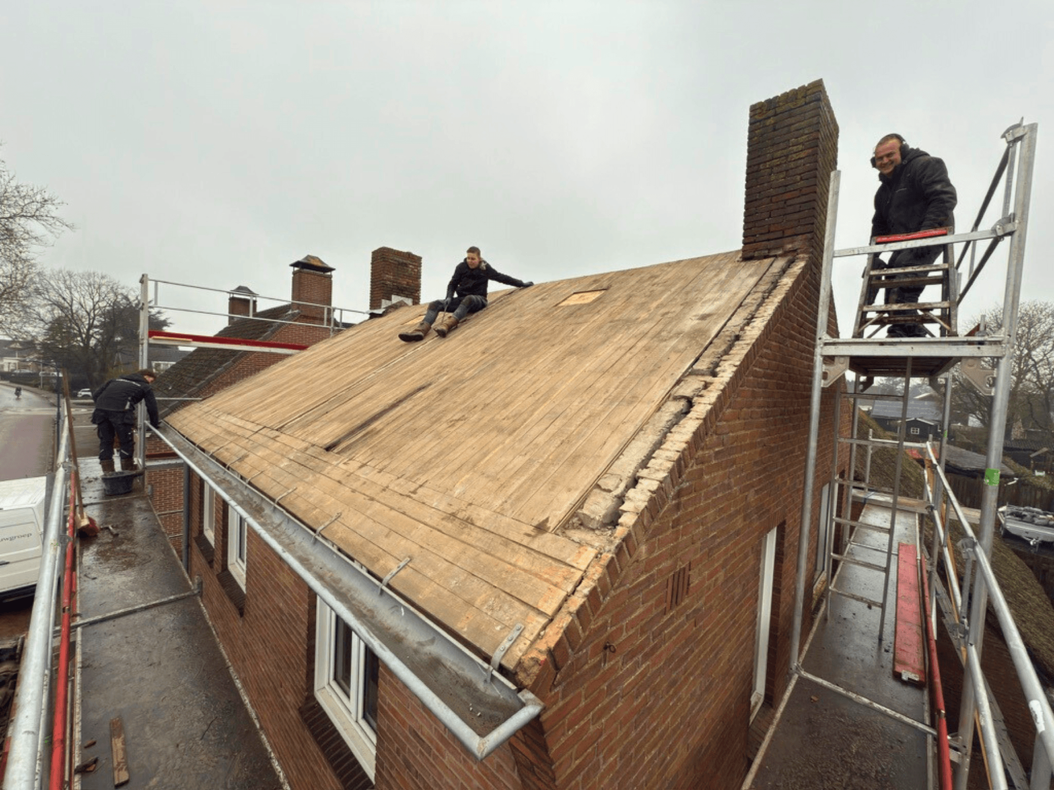 Steiger en materiaalaanvoer bij dakrenovatie in Ammerzoden