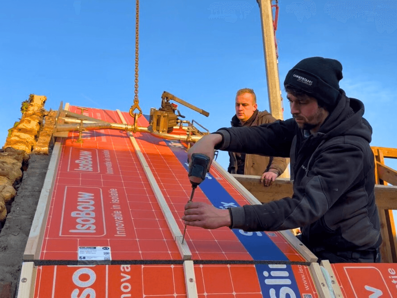 SlimFix isolatieplaten worden vastgeschroefd tijdens de dakrenovatie in Rossum