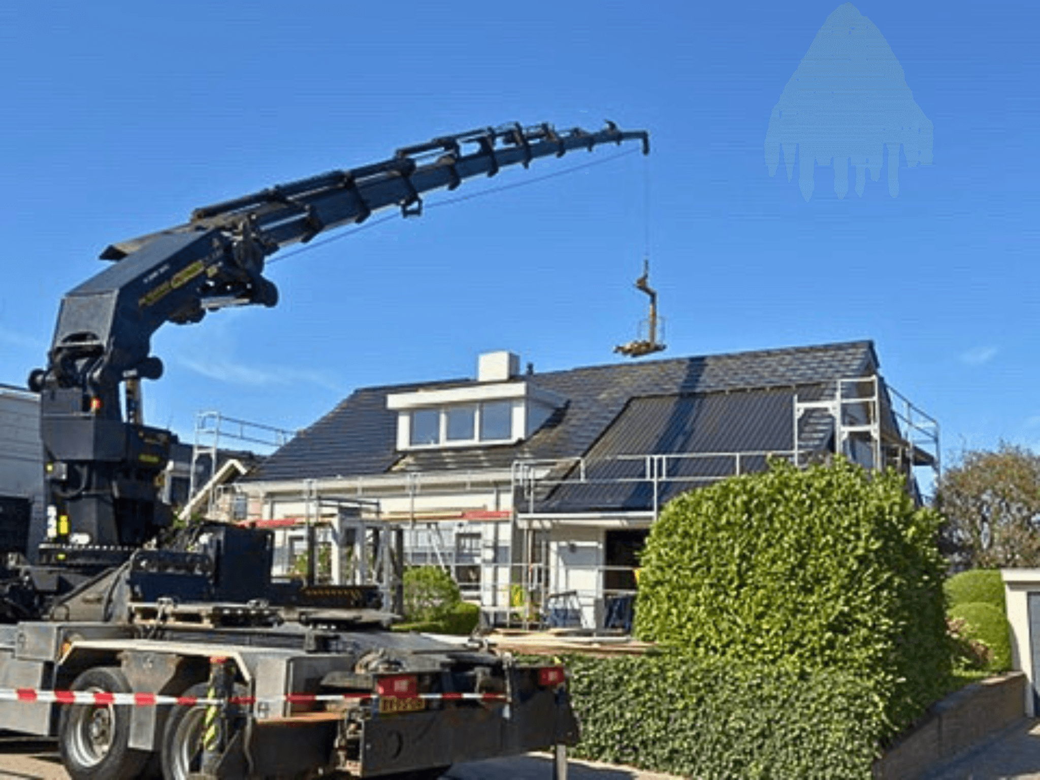 Kraanwagen aan het werk bij de dakkapel en dakrenovatie in Brakel