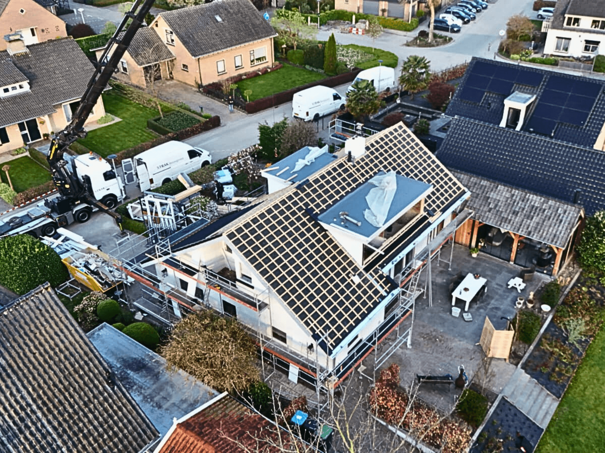 Luchtfoto van de werkzaamheden aan dak en dakkapel in Brakel