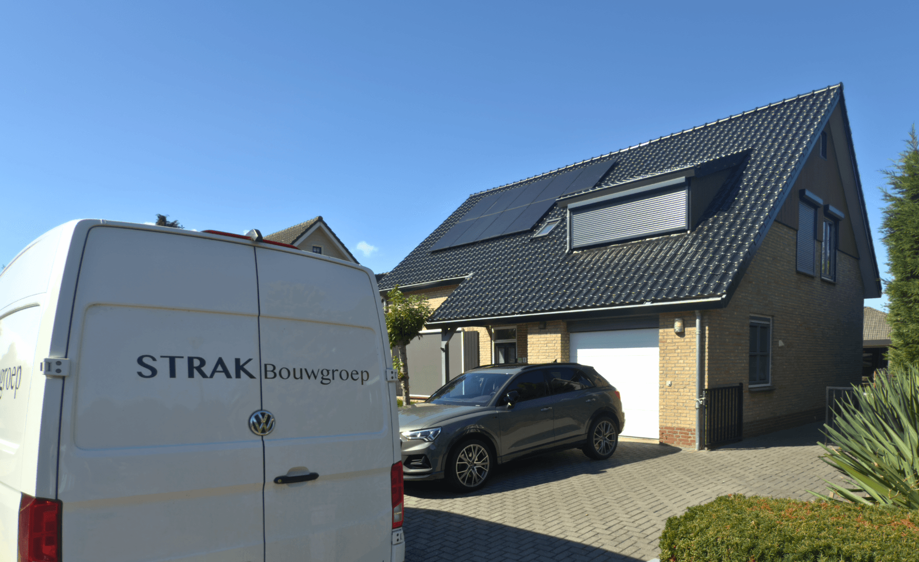 Nieuwe dakpannen in Oss met bedrijfswagen van STRAK Bouwgroep