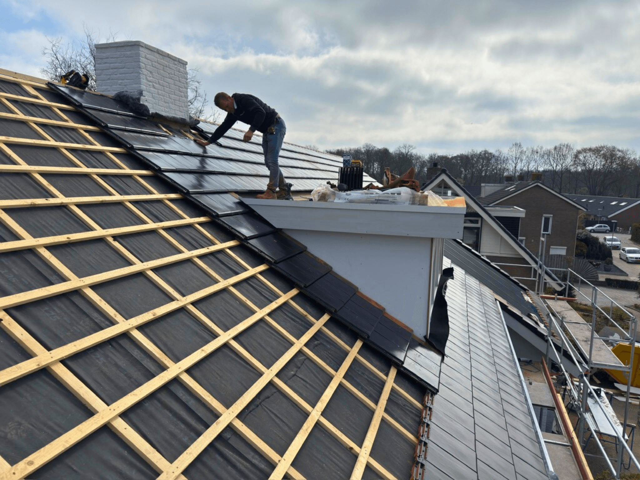 Nieuwe dakpannen worden gelegd tijdens de dakrenovatie in Brakel