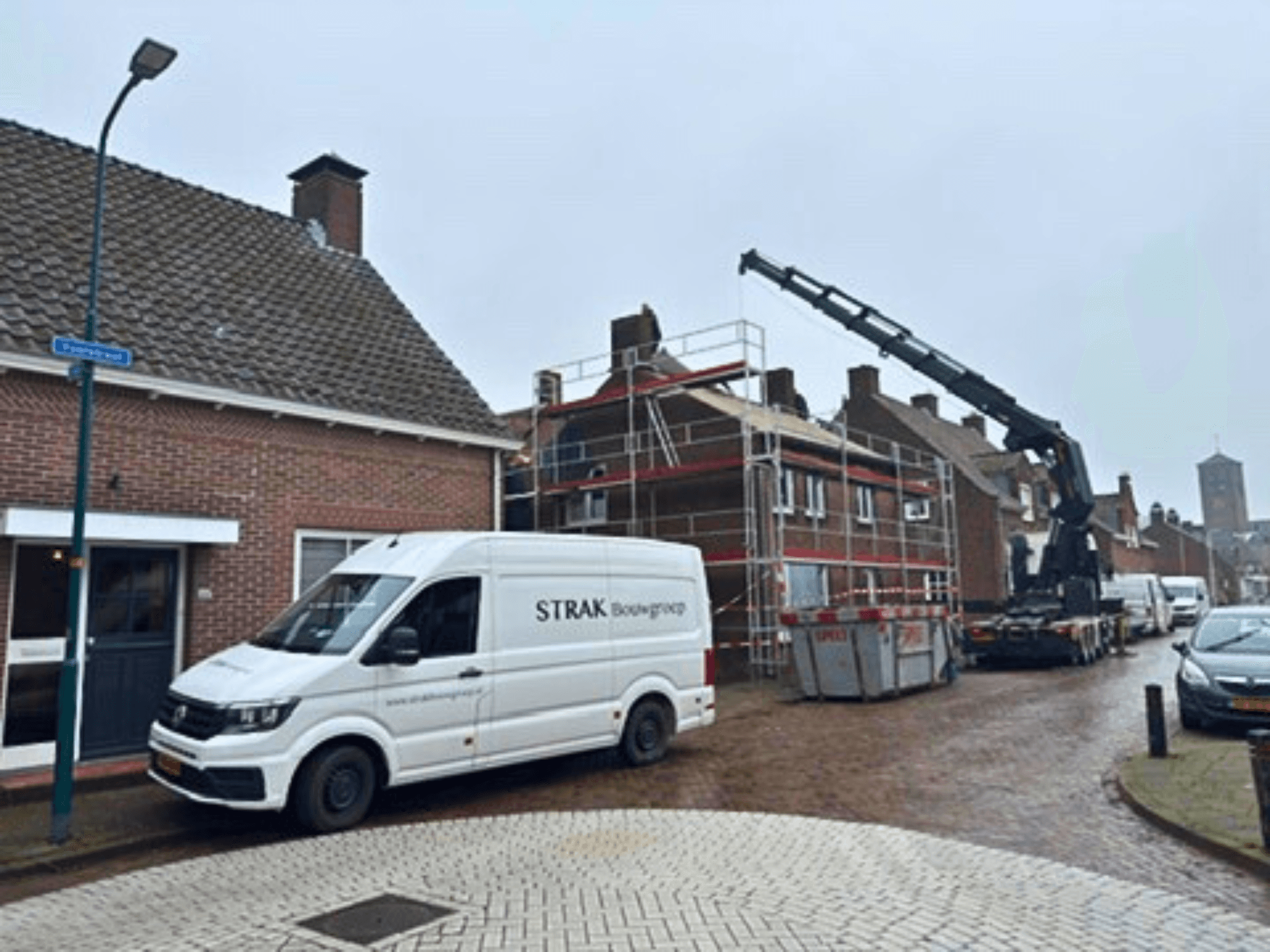 STRAK Bouwgroep hijst onderdelen aan met een kraan in Ammerzoden