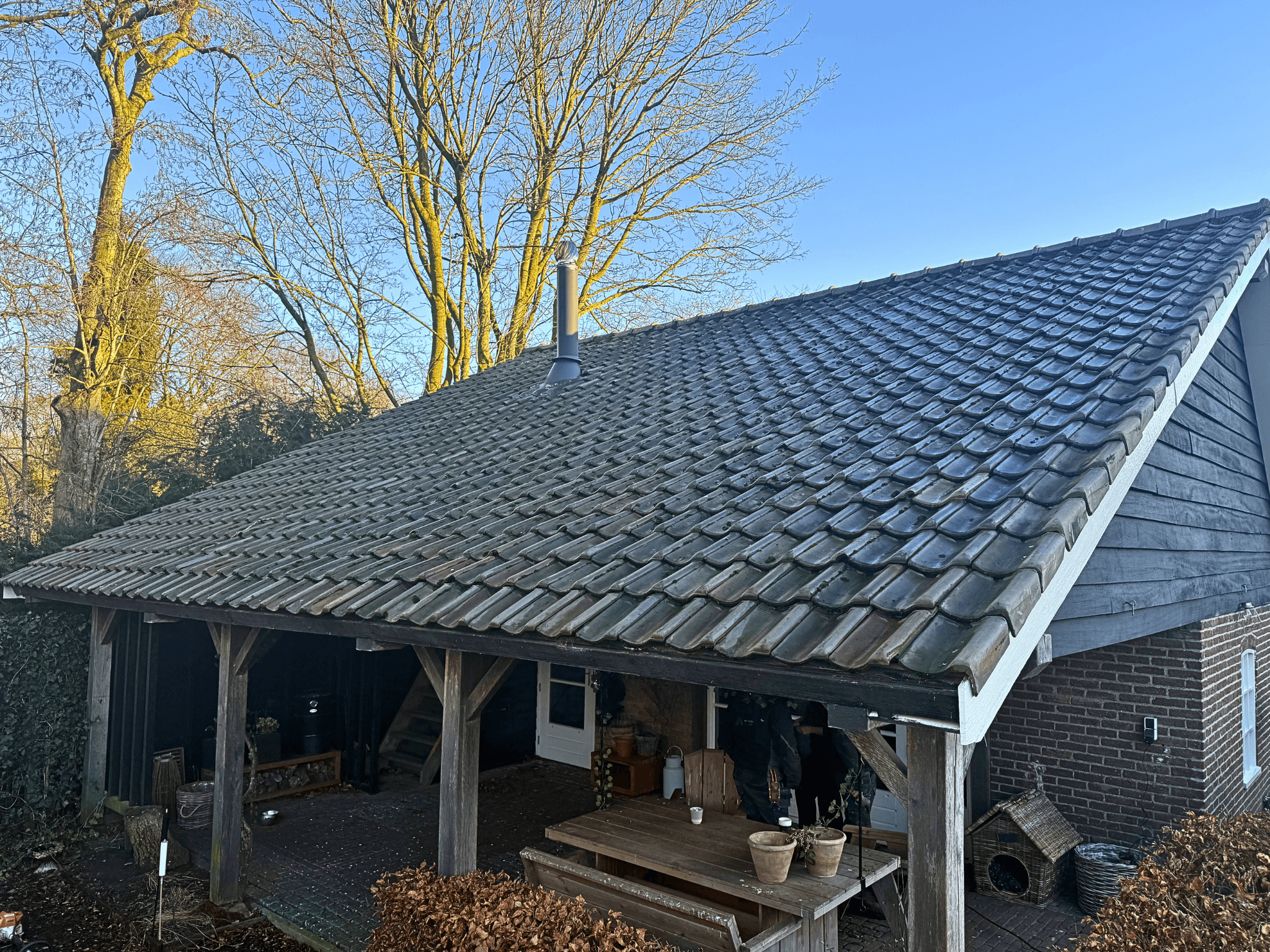 Oud bijgebouw met pannendak in Nederhemert