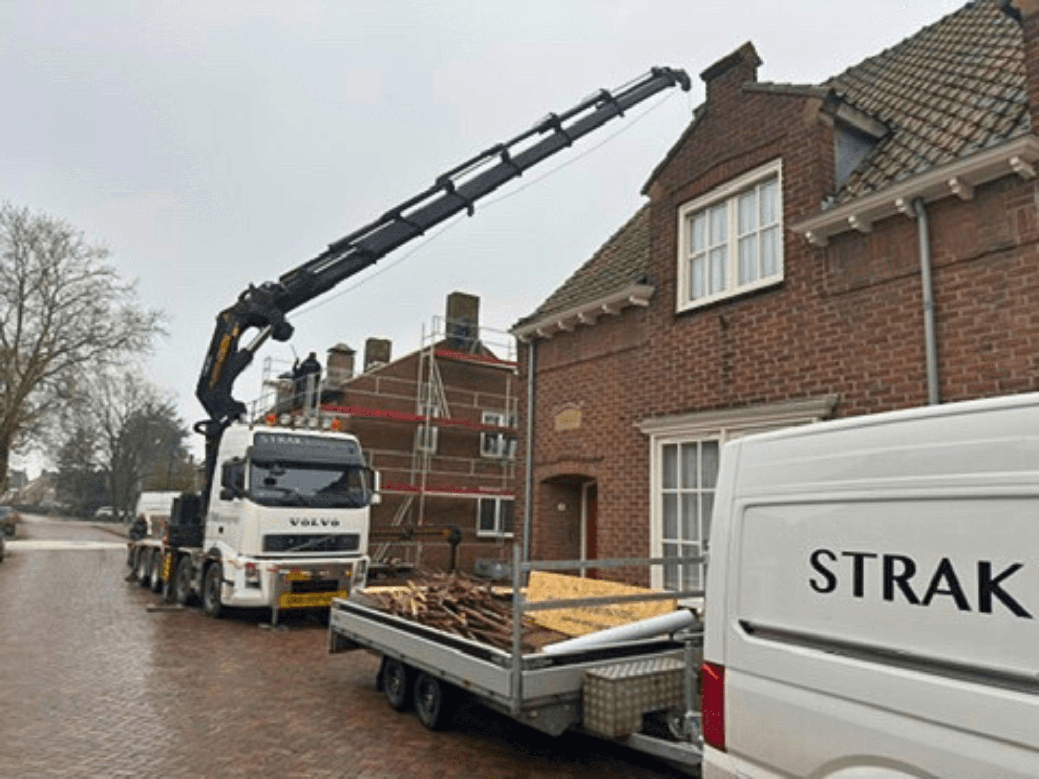 Oude dakbedekking verwijderd, kaal dakbeschot zichtbaar in Ammerzoden