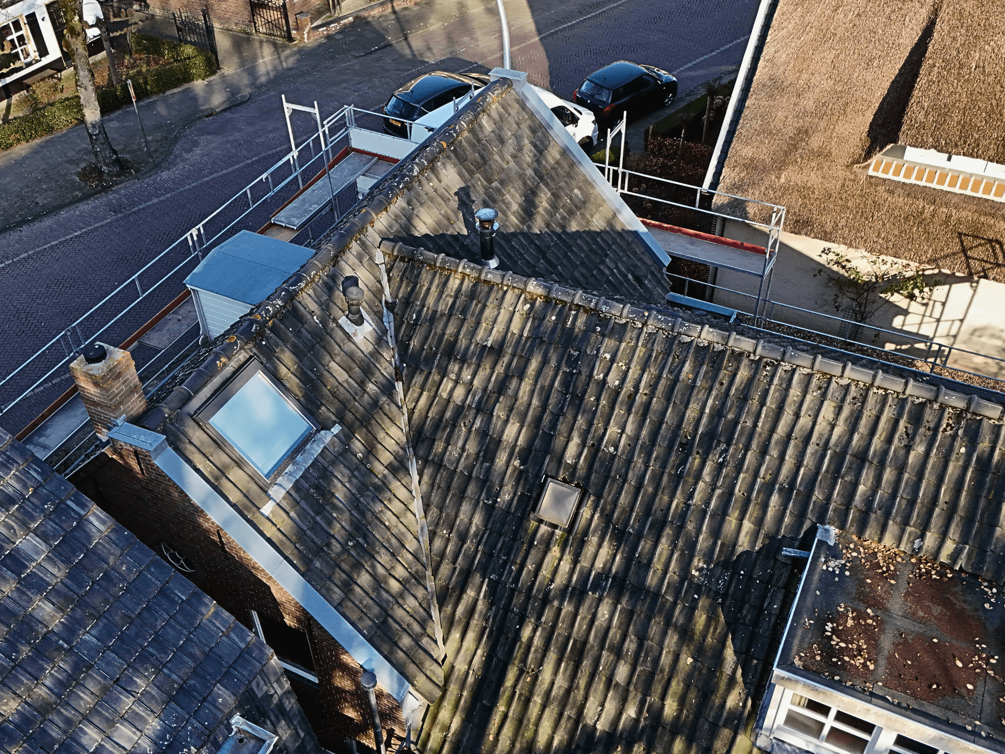 Bovenaanzicht van het oude pannendak in Drunen