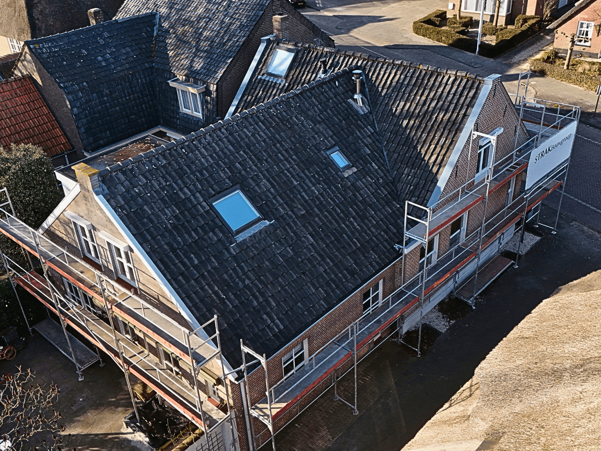 Oude verweerde dakpannen vóór de renovatie in Drunen