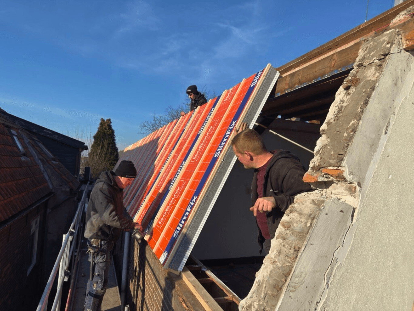 Montage van de isolatieplaten bij de dakvoet en gevel in Rossum