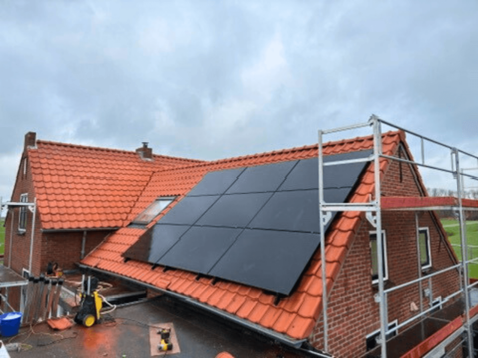 Zonnepanelen teruggeplaatst op het vernieuwde dak in Meeuwen